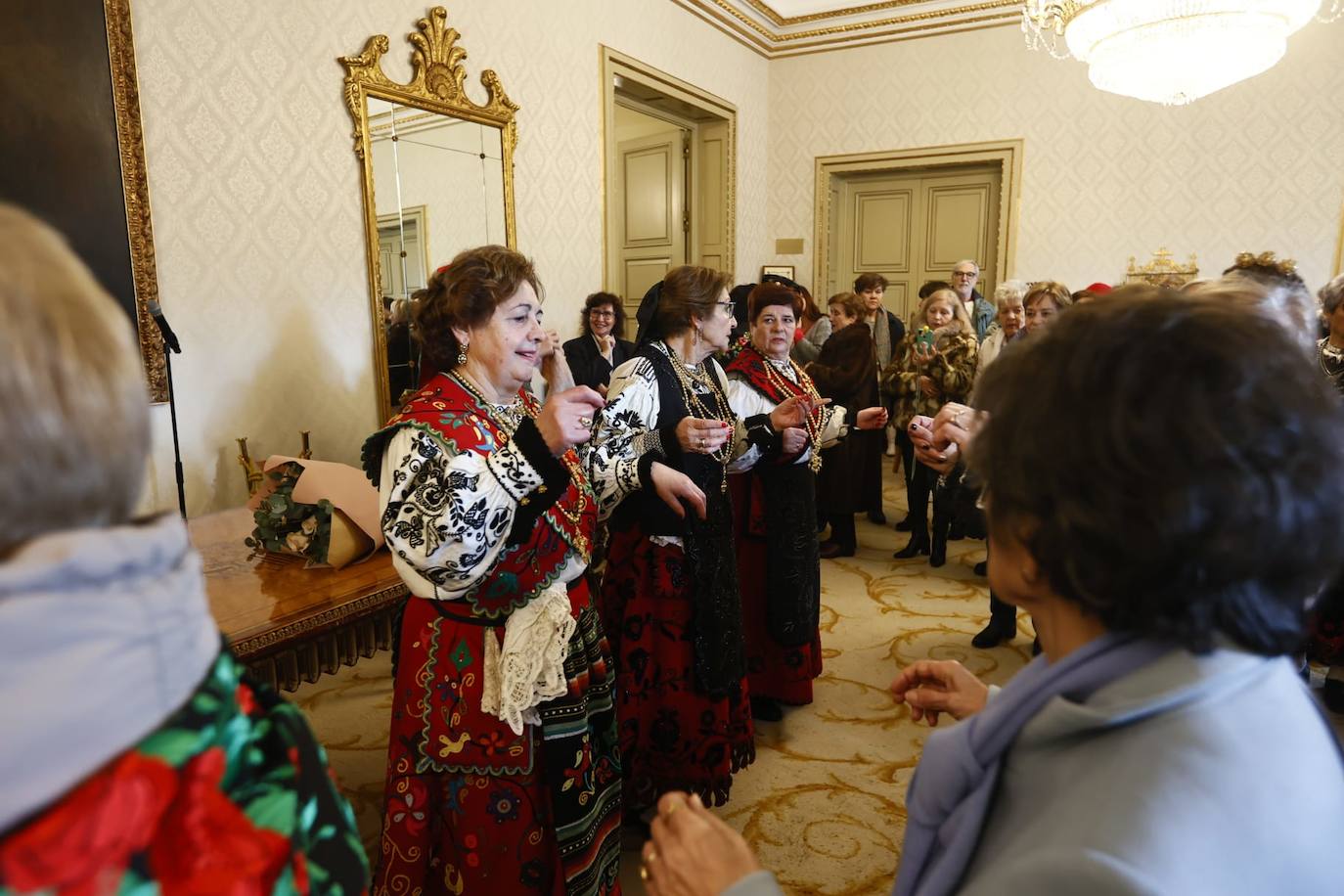 Las Águedas no fallan a la tradición e impregnan de alegría Salamanca en su día a ritmo de folclore