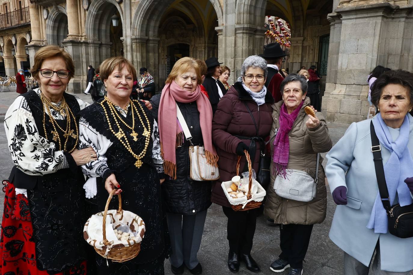 Las Águedas no fallan a la tradición e impregnan de alegría Salamanca en su día a ritmo de folclore