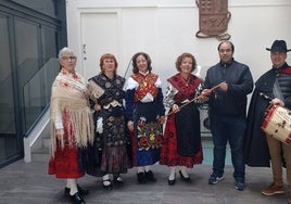 Entrega del bastón de mando a las águedas de este año de manos del alcalde, Ángel Mesón