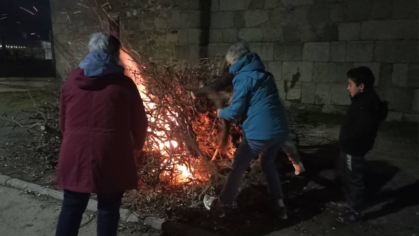 Las mujeres de Cespedosa de Tormes celebran la festividad de Santa Águeda