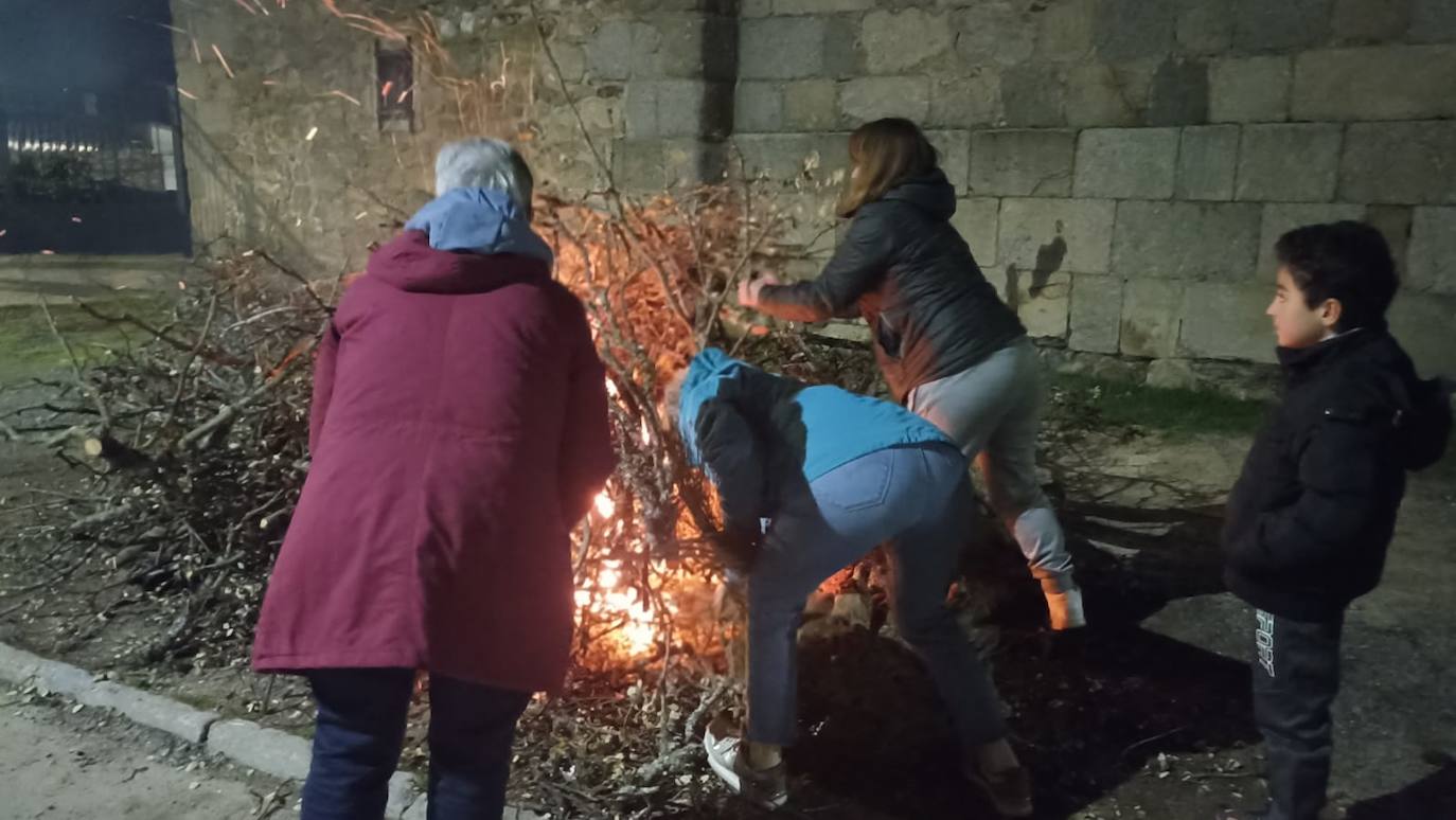 Las mujeres de Cespedosa de Tormes celebran la festividad de Santa Águeda