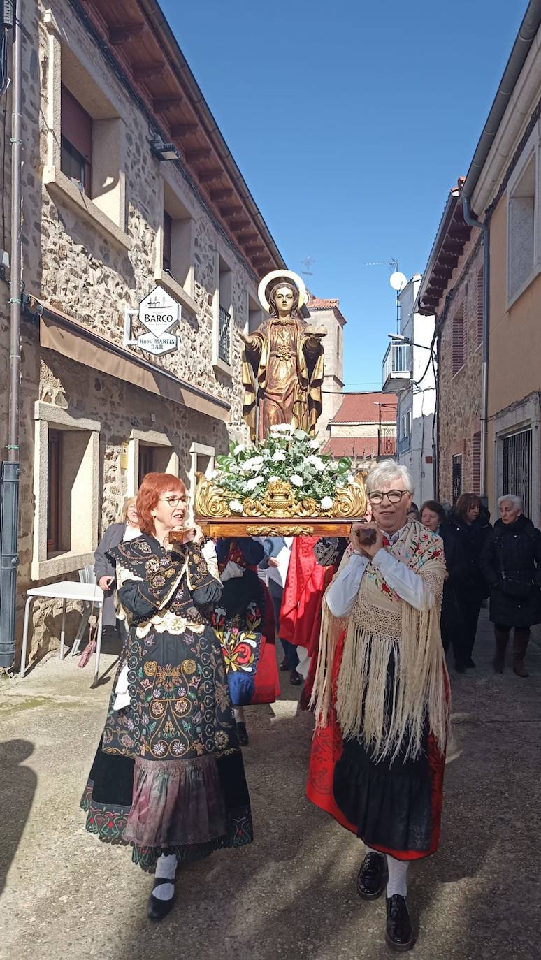 Las mujeres de Cespedosa de Tormes celebran la festividad de Santa Águeda