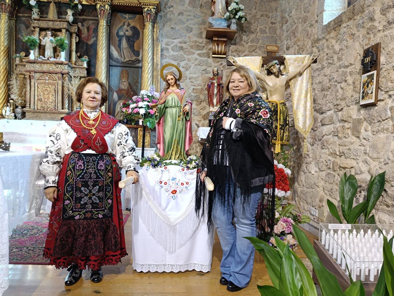 Las mujeres de Santibáñez de la Sierra honran a Santa Águeda