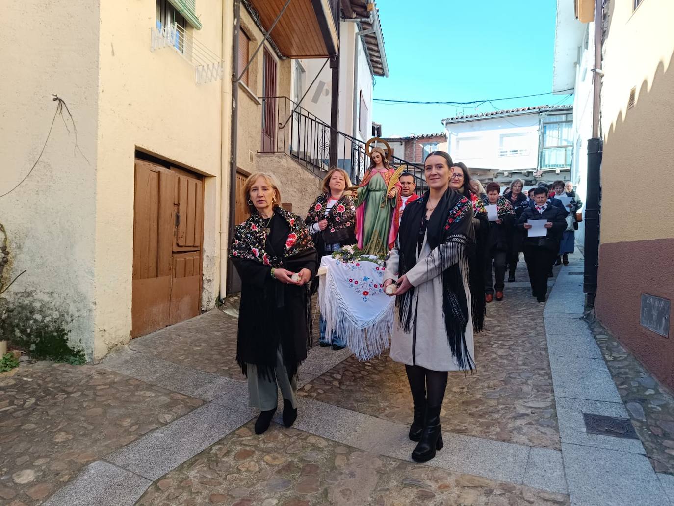 Las mujeres de Santibáñez de la Sierra honran a Santa Águeda