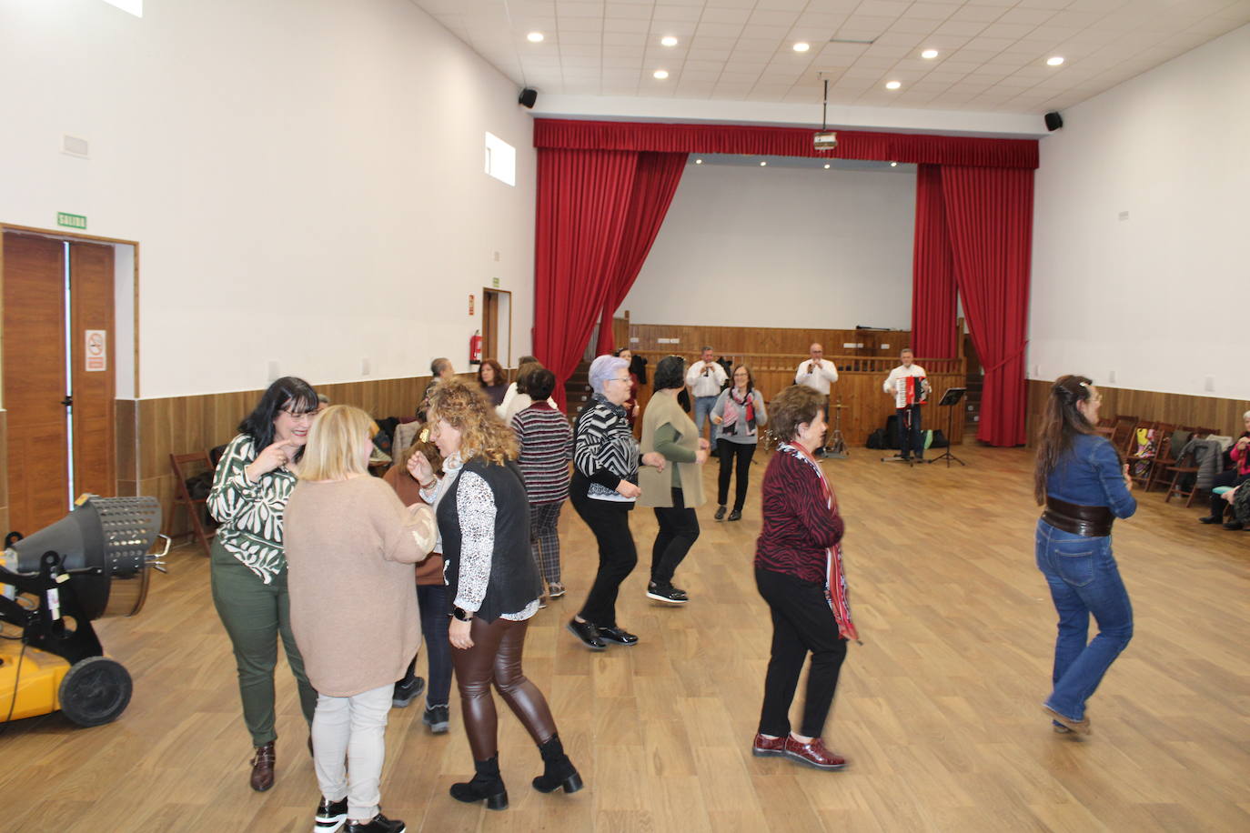 Las mujeres de Santibáñez de Béjar celebran la festividad de Santa Águeda