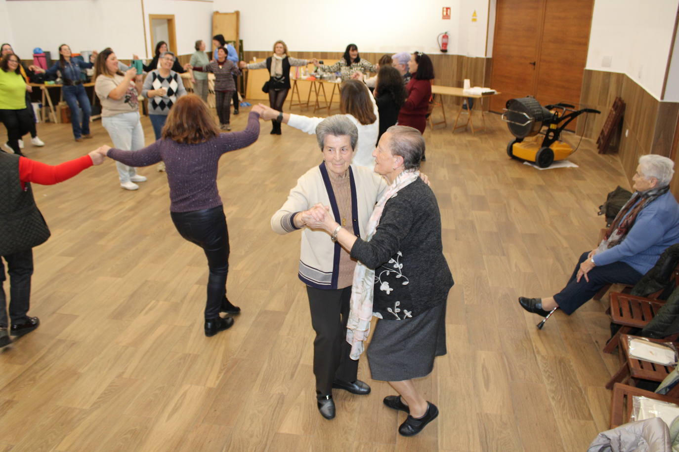 Las mujeres de Santibáñez de Béjar celebran la festividad de Santa Águeda