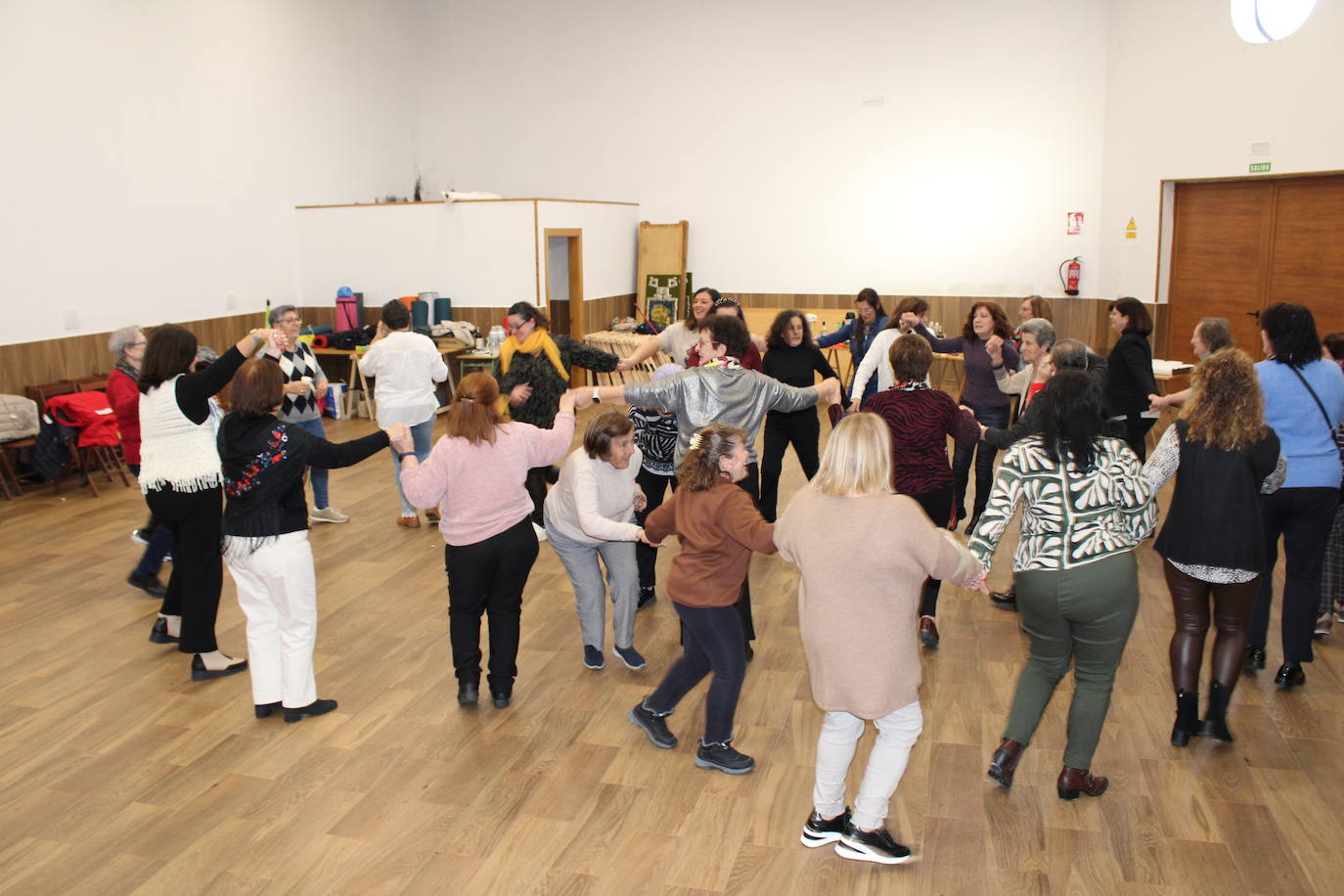 Las mujeres de Santibáñez de Béjar celebran la festividad de Santa Águeda