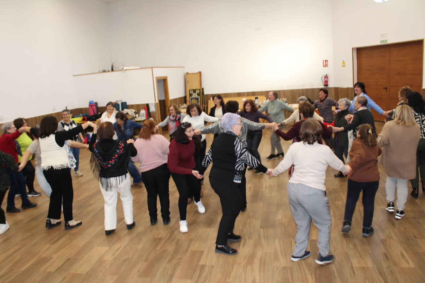 Las mujeres de Santibáñez de Béjar celebran la festividad de Santa Águeda