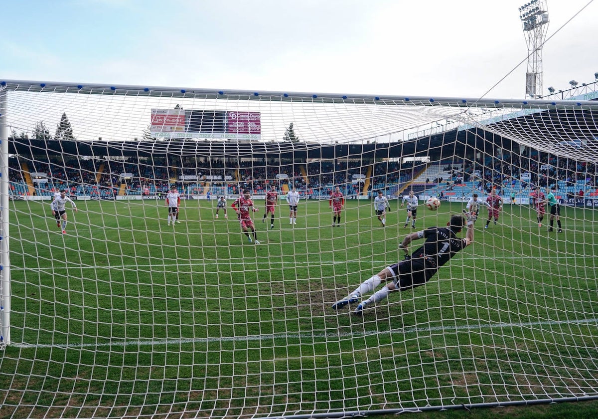 El capitán del CD Guijuelo Cristóbal Gil supera a Villanueva desde el punto de penalti en el derbi de la presente campaña.