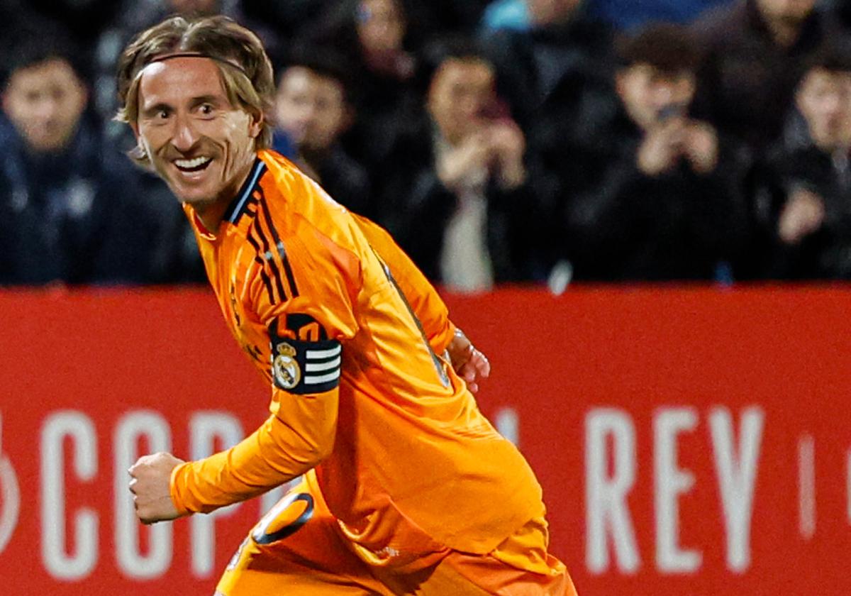 Luka Modric celebra el primer tanto.