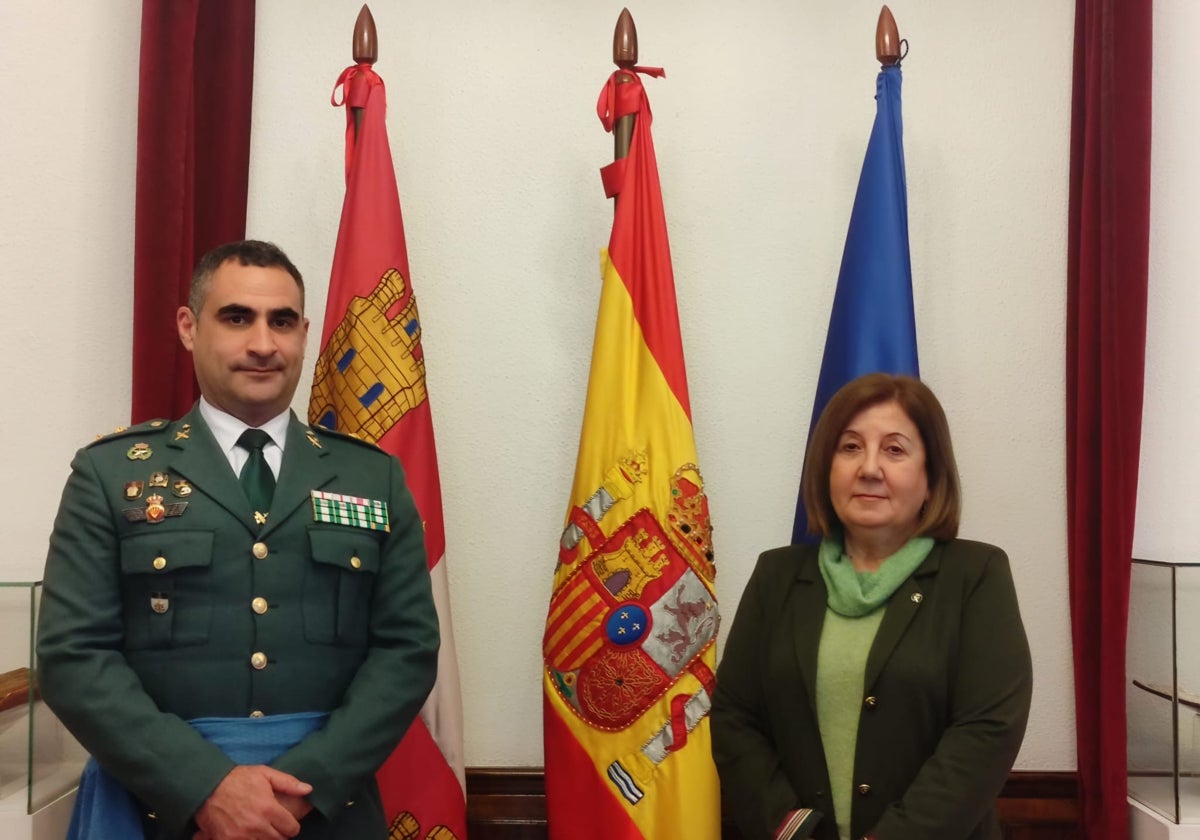 El teniente coronel Arturo Marcos, nuevo jefe de la Comandancia de la Guardia Civil y la subdelegada del Gobierno en Salamanca, Rosa López.