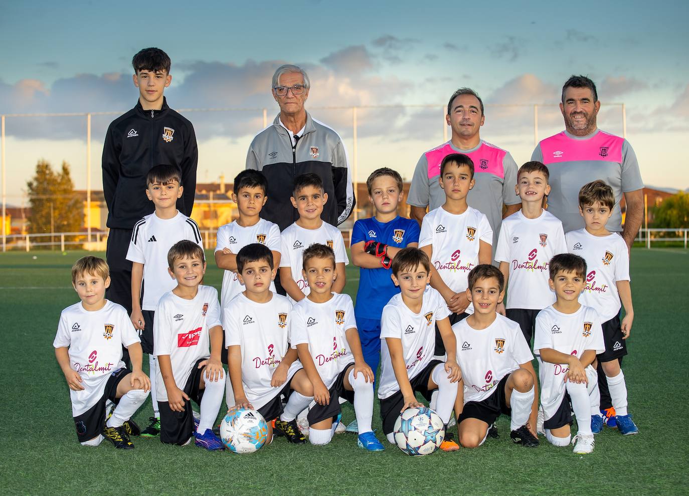 Arriba (de izquierda a derecha): Álex (delegado), Manuel (entrenador), José María (delegado) y Rubén (entrenador). Medio (de izq. a der.): Pablo, Andrés, Yago, Erik, Mateo, Adrián y Martín. Abajo (de izq. a der.): Luis, Alejandro, Sergio, Lucas, Leonel, Olmo y Diego.