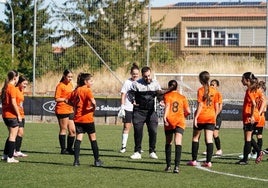 El Ciudad Rodrigo de la 1ª Infantil/Alevín Femenina se ejercita antes de un partido de la presente campaña