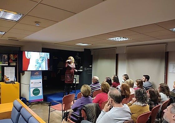 Veronica Pensosi en la biblioteca municipal de Peñaranda.