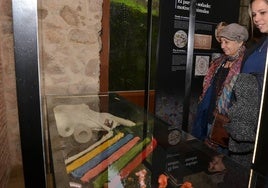 Dos mujeres observando la exposición