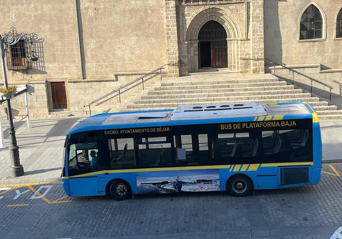 Imagen del autobús municipal estacionado en la Plaza Mayor.