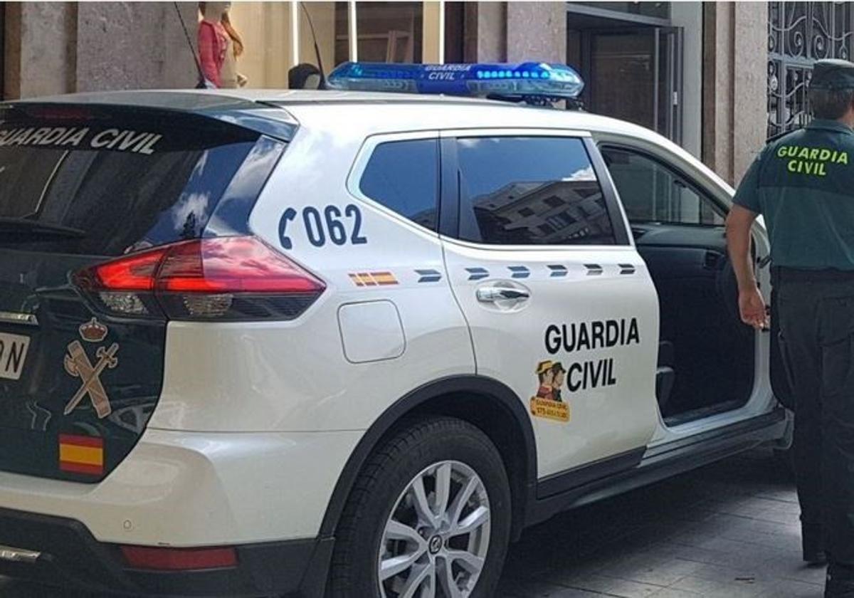 La Guardia Civil bajándose de su vehículo.