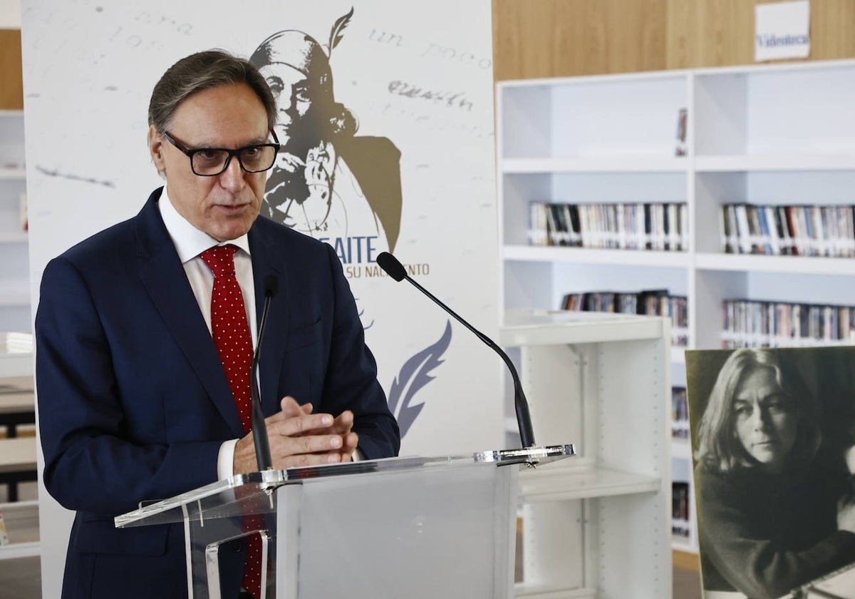 El alcalde, Carlos García Carbayo, presenta la programación en honor Carmen Martín Gaite.