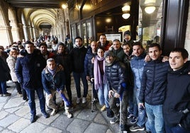 Bomberos de Salamanca protestan junto a la puerta del pleno municipal.