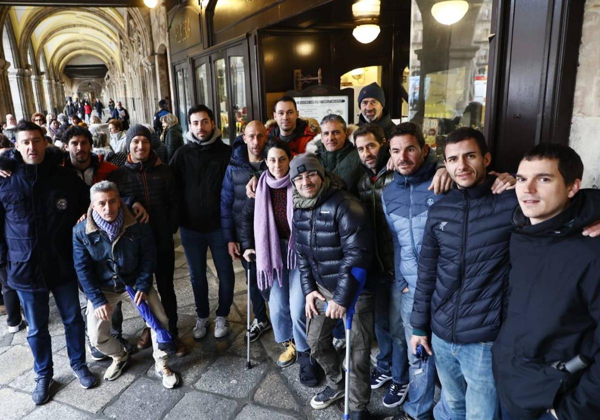 Bomberos de Salamanca protestan junto a la puerta del pleno municipal.