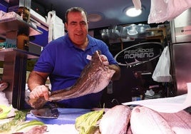 Un pescadero con un bacalao skrei