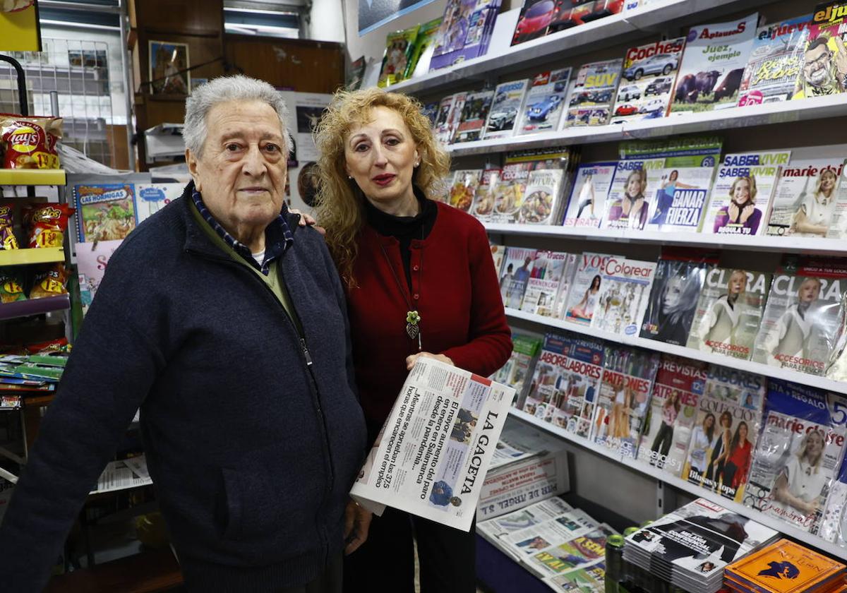 Carmen Barrado junto a su padre en el quiosco.