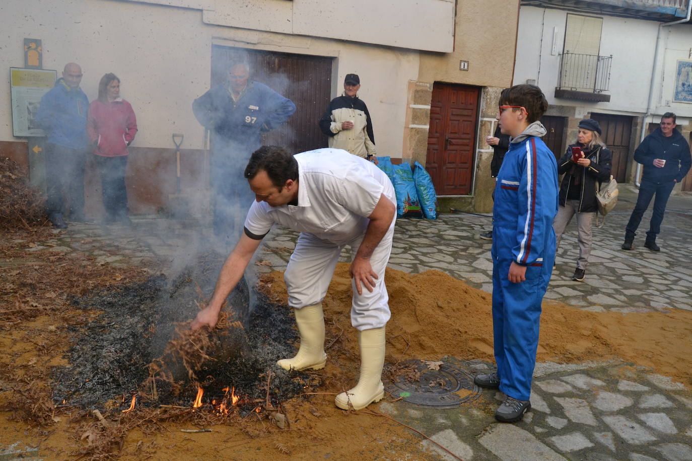 Ambiente festivo en Sequeros con aire matancero