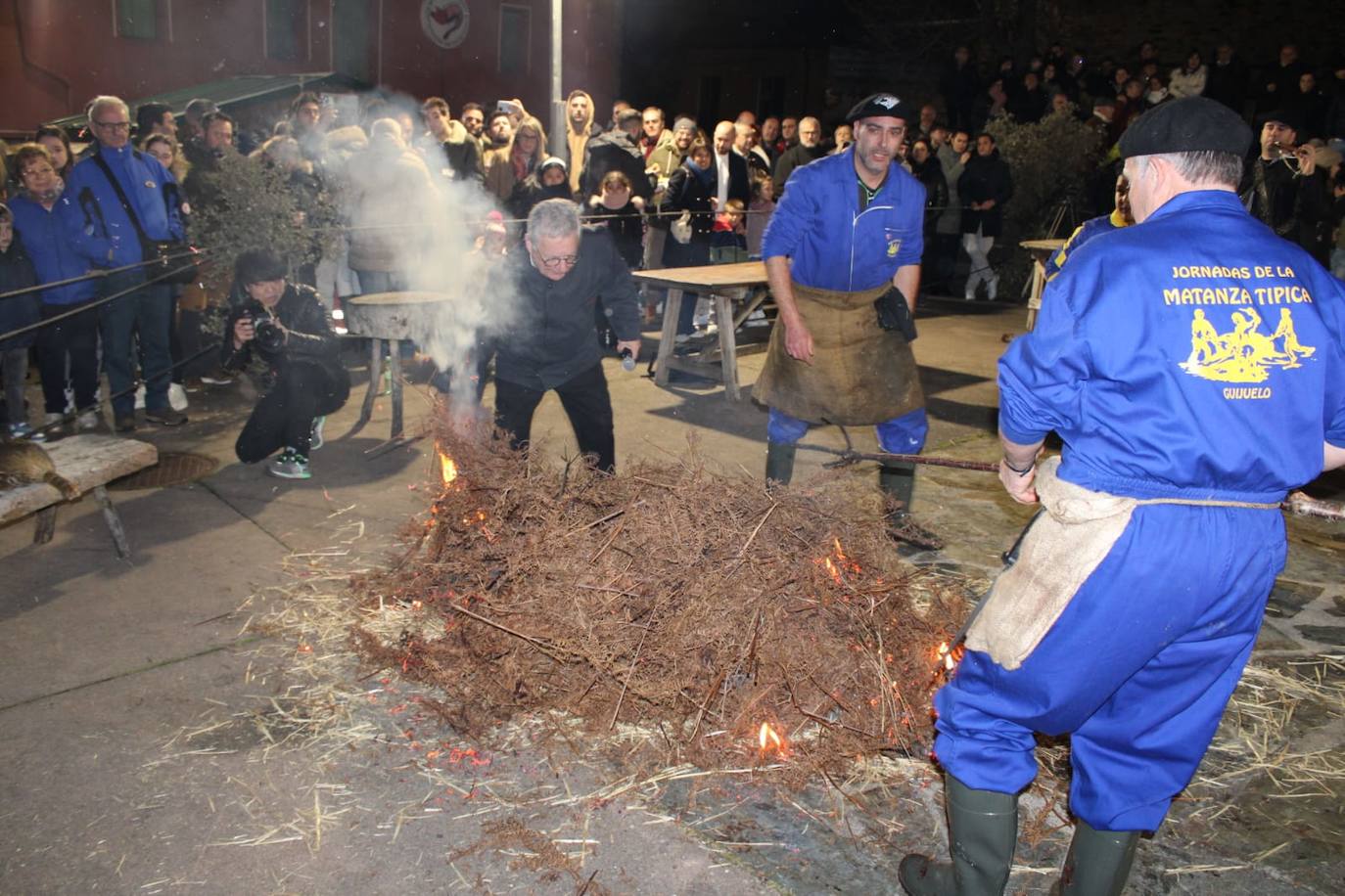 Guijuelo disfruta de su matanza nocturna