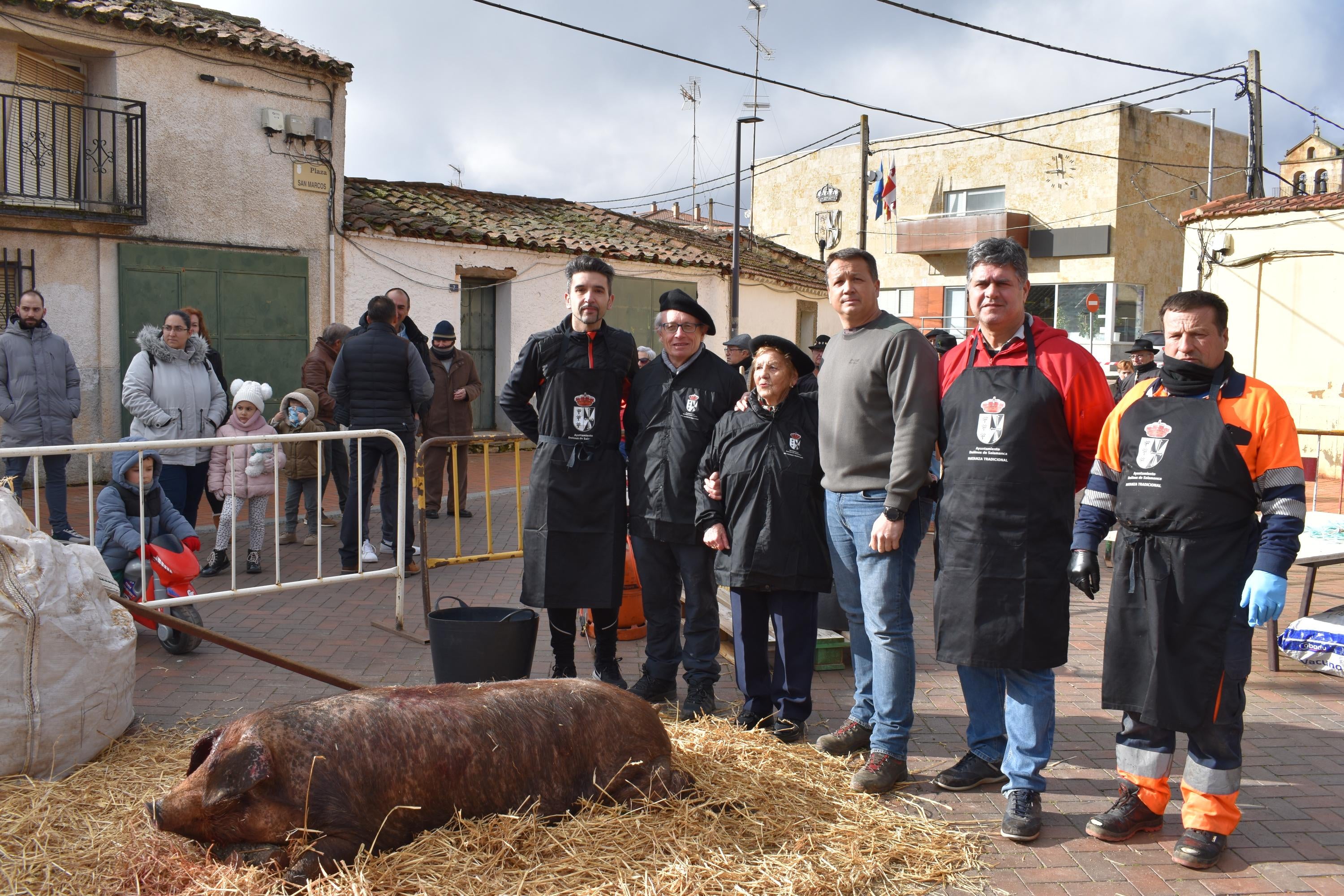 Convivencia, tradición y buen yantar en la matanza de Doñinos