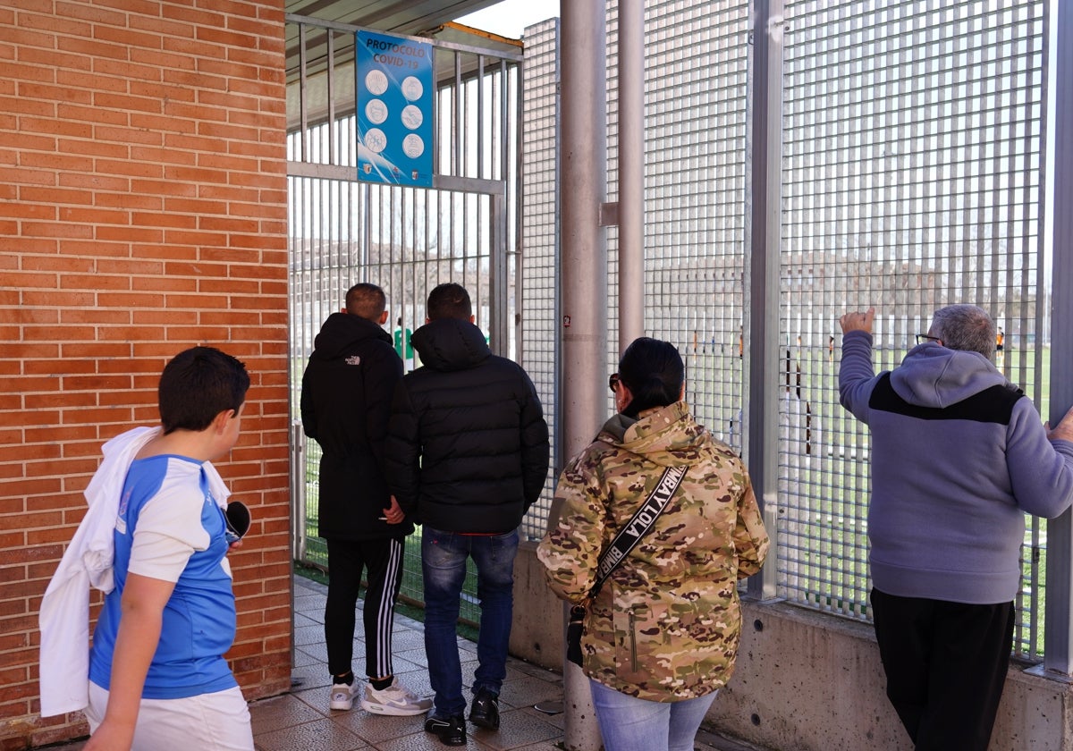 Aficionados viendo el choque entre el Chamberí y el Villares infantil desde fuera del recinto.