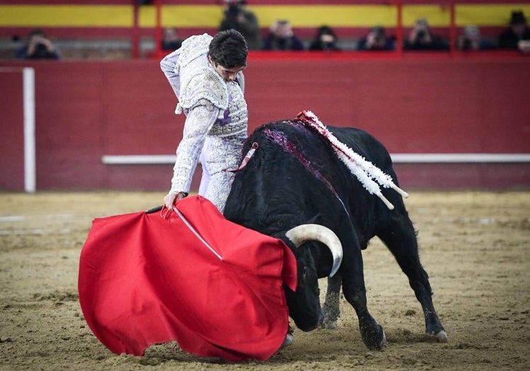 Derechazo de Sebastián Castella a Vichanero, de Carmen Lorenzo.