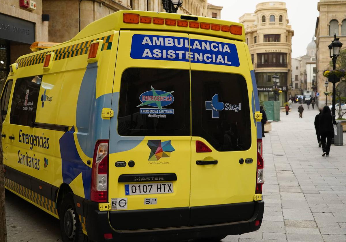 Una ambulancia, en el centro de Salamanca.