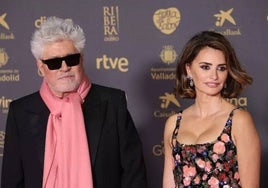 La actriz Penélope Cruz y el director Pedro Almodóvar posan en la alfombra rosa previa a la gala de la 38 edición de los Premios Goya