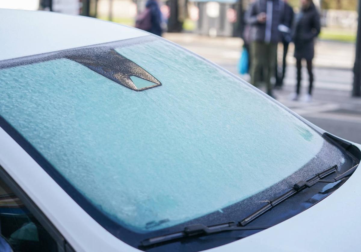 El parabrisas de un coche se hiela por las bajas temperaturas.