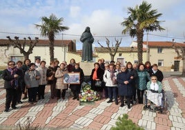 Mujeres de Cantalpino junto al monumento a la beata