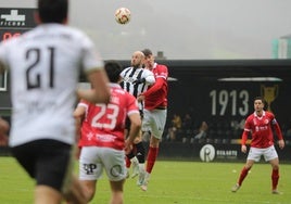 Carlos García, que ha sido expulsado, y Sergio Benito pelean un balón aéreo.