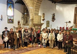 Las mujeres, en la iglesia parroquial junto a la imagen de la santa