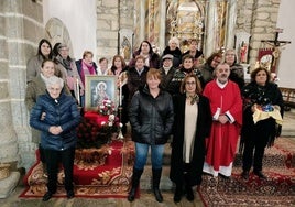 Asistentes a la celebración eucarística junto al párroco y la imagen de Santa Águeda