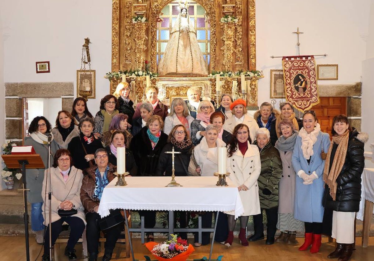 Las mujeres de Gallegos de Solmirón, en la ermita junto a la Virgen de Gracia Carrero.