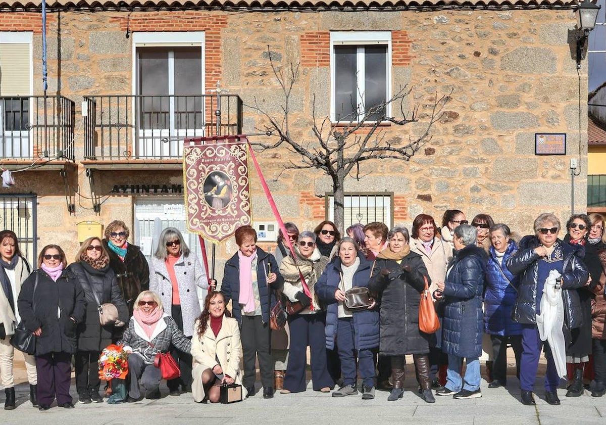 Imagen principal - En esta imagen, las encargadas de organizar la celebración y la águeda mayor de este año.