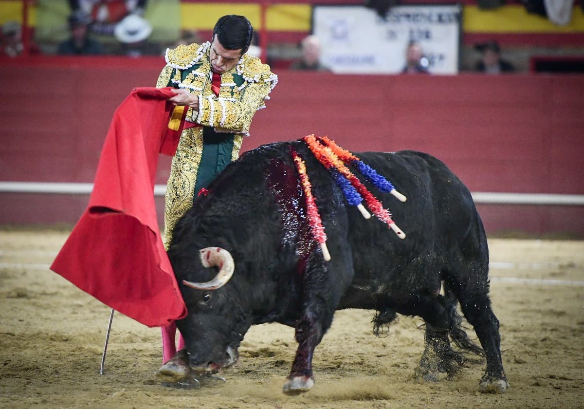 Pase de pecho a pies juntos de Emilio de Justo a Desprendido, de Garcigrande.