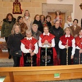 Las águedas de Fuenterroble, junto a la santa en la ermita del Santo Cristo del Socorro