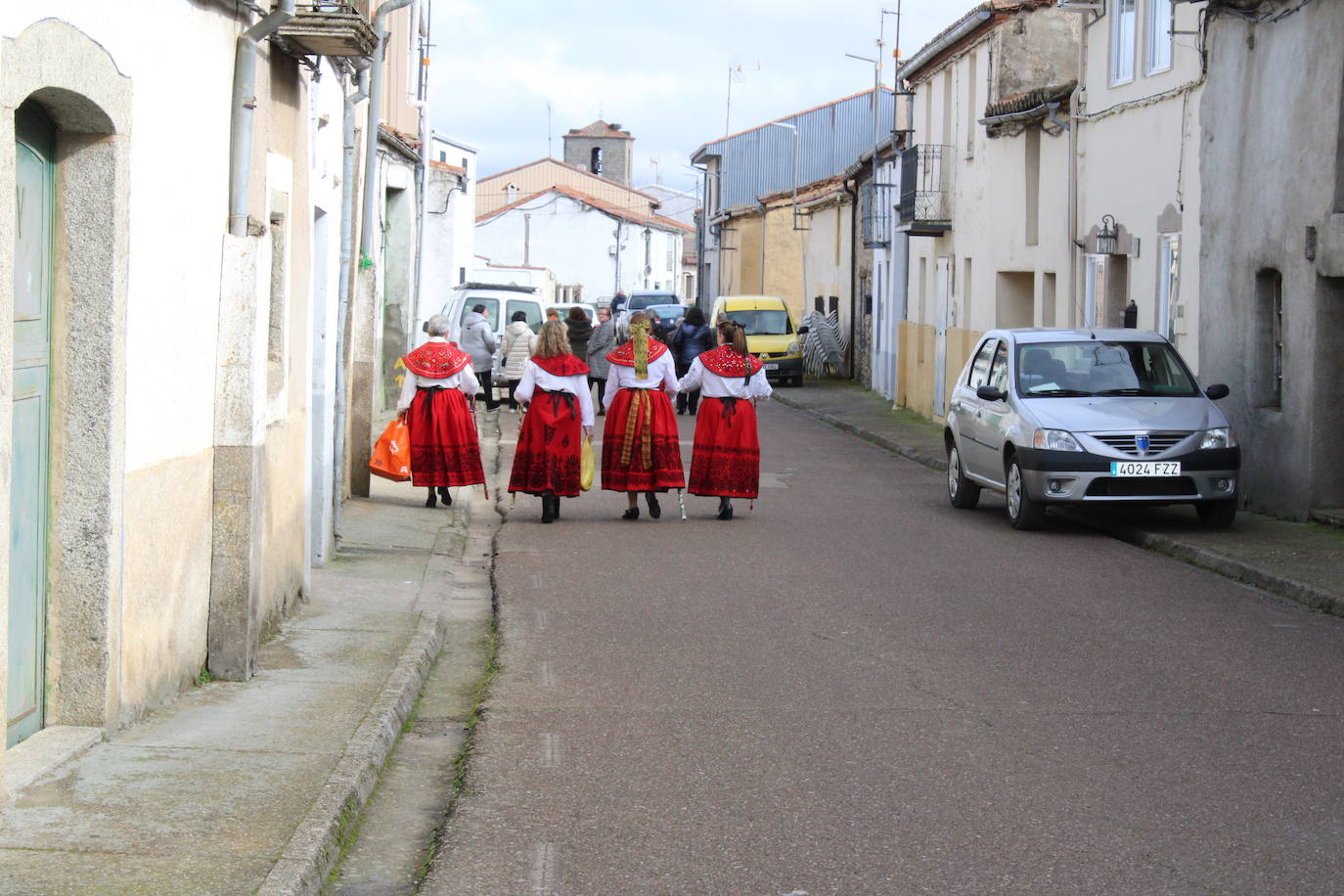 Las mujeres de Fuenterroble de Salvatierra celebran la festividad de Santa Águeda