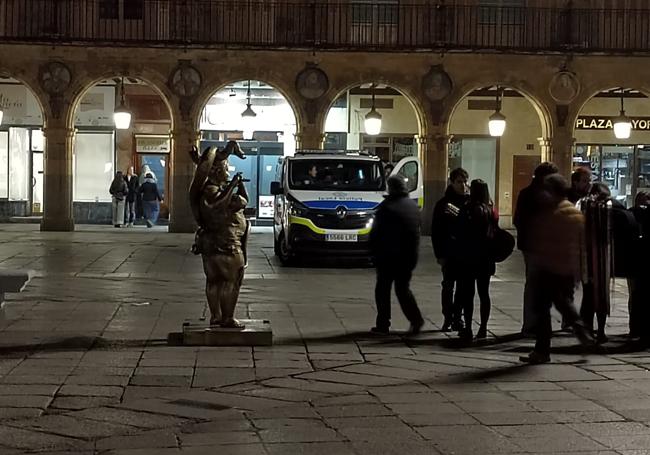 Esta madrugada la estatua aún mantenía la flauta y estaba vigilada por la Policía Local.