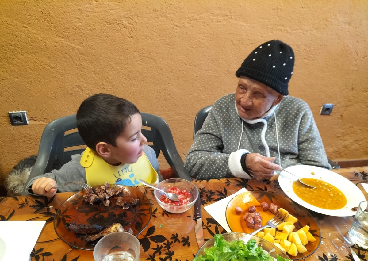 Imagen secundaria 1 - Matilde celebra sus 101 años en familia: «Coge el mando de la televisión y...»