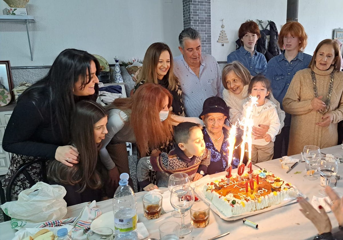 Matilde Miñambres sopla las velas junto a su familia.