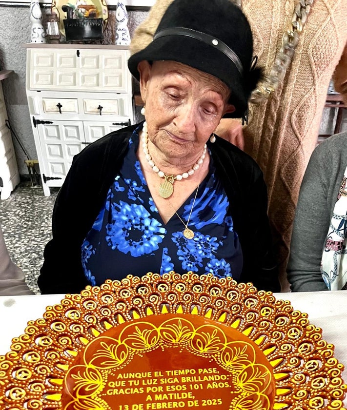 Imagen secundaria 2 - Matilde celebra sus 101 años en familia: «Coge el mando de la televisión y...»