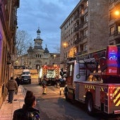 Intervención de los Bomberos en la calle Santa María la Blanca, en la tarde de este domingo.