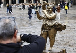 Vandalizan la escultura de Xu Hongfei en la Plaza Mayor y le rompen la flauta.