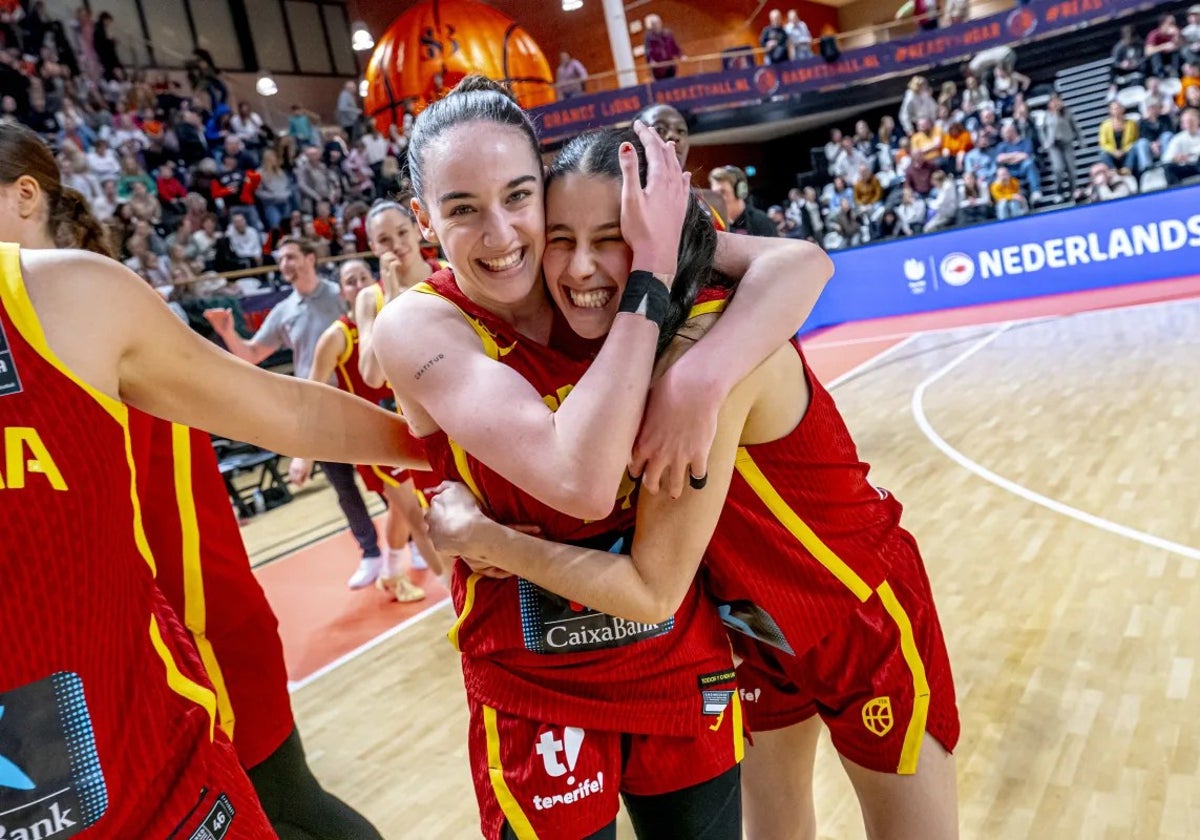 Iyana Martín celebra con Claudia Soriano la victoria en Países Bajos.